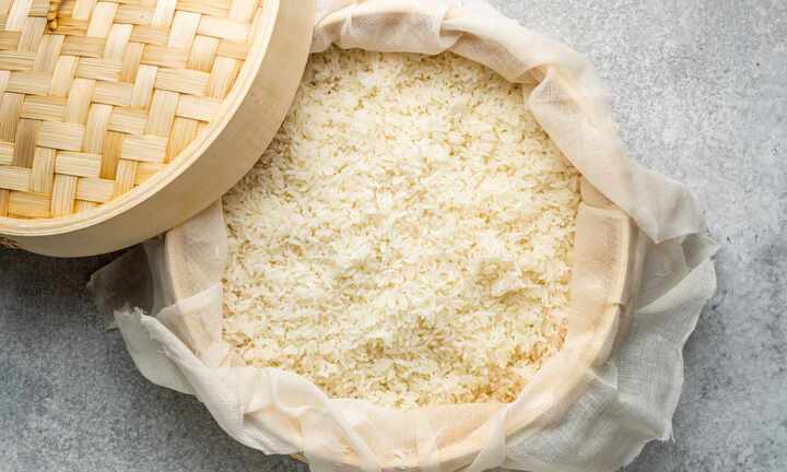 Vì sao phải ngâm nếp trước khi đồ xôi, ngâm bao lâu thì vừa?