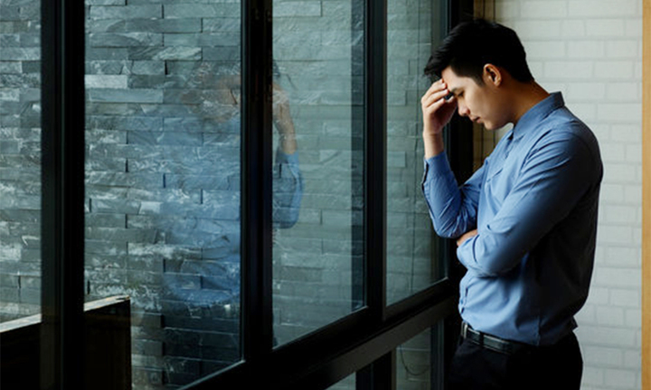 Bạn thân đi du học nhờ chăm sóc người yêu, tôi khổ sở vì trót mê cô ấy