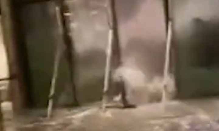 Siêu bão Ragasa đổ bộ Hong Kong: Gió giật, mưa như thác phá tan sảnh khách sạn