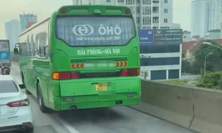 Xử phạt tài xế xe khách đi vào làn khẩn cấp trên đường Vành đai 3 trên cao