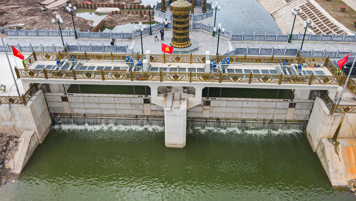 Đập dâng đầu tiên hoạt động, mang dòng nước xanh ‘hồi sinh’ sông Tô Lịch 