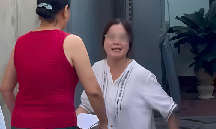 Nữ tài xế ngang nhiên đỗ ô tô chặn lối đi, tục tĩu hết sức thách thức chính quyền