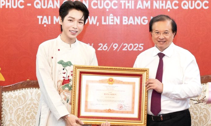 Ca sĩ Đức Phúc nhận bằng khen của Thủ tướng