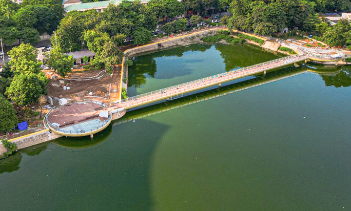 Hà Nội: Công viên Nghĩa Đô 'lột xác', xuất hiện cầu đi bộ hình cây đàn độc đáo