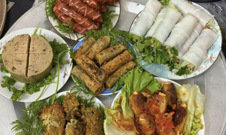 Tranh cãi quanh mâm cúng '4.0 thiếu mỗi trà sữa' của cô gái Hưng Yên