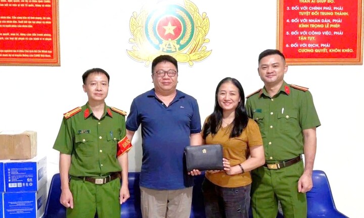 Nữ Công an nhặt được của rơi, trả lại tài sản cho người dân