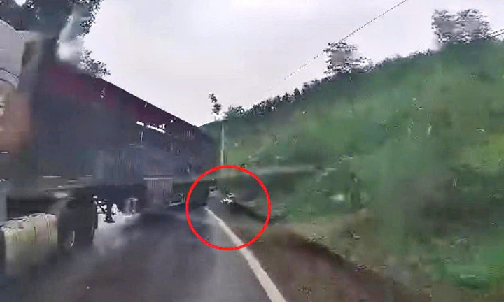 Xe đầu kéo ôm cua tốc độ cao, xoay ngang đường húc văng người đi xe máy