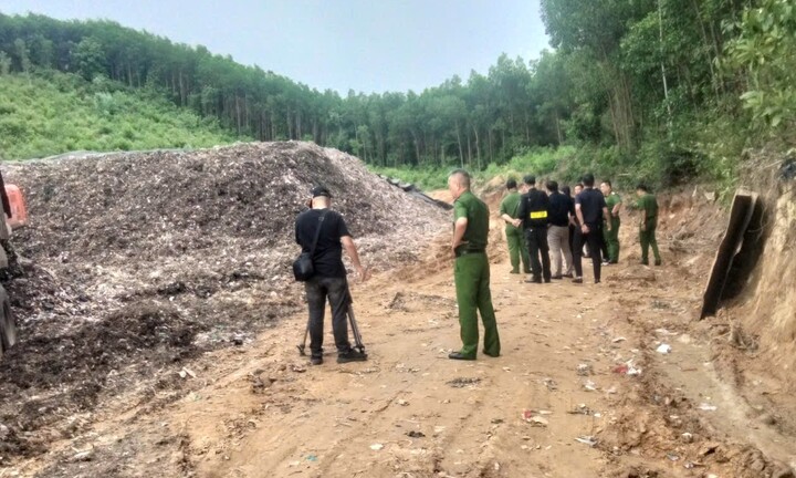 2 nhân viên chở lượng lớn chất thải từ nhà máy đi chôn lấp trái phép