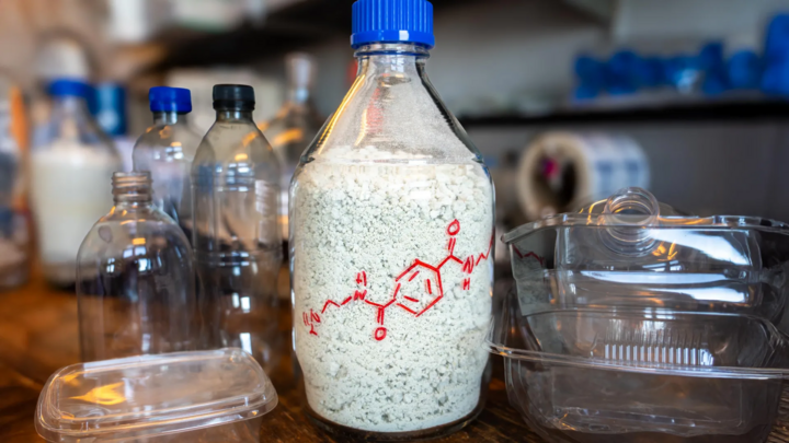 Từ rác nhựa thành 'máy ăn CO₂': Giải pháp kép cho môi trường và khí hậu