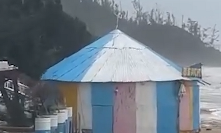 Bão số 10 Bualoi quần thảo miền Trung trong 8 giờ