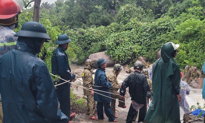 Thi thể người đàn ông kẹt dưới suối ở bán đảo Sơn Trà