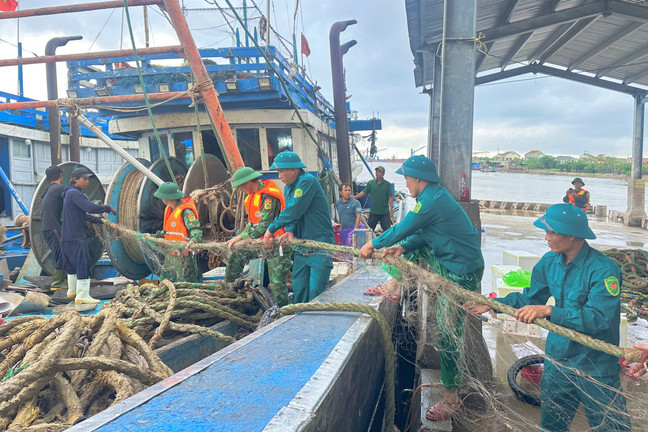 Bộ đội sát cánh cùng dân neo thuyền, chằng chống nhà cửa ứng phó bão số 10