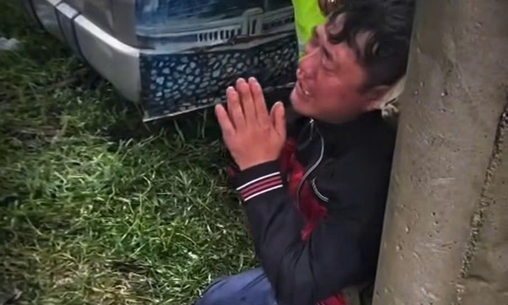 Chồng thẫn thờ kể khoảnh khắc vợ bị lũ cuốn khi ra bến xe về quê 