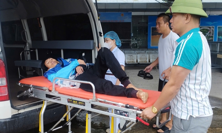 Vượt sóng dữ cứu bệnh nhân viêm ruột thừa trên đảo Quan Lạn