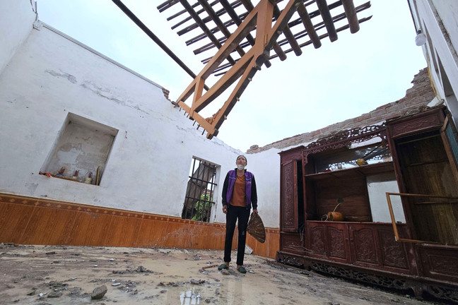 Lốc xoáy ở Ninh Bình: Nhà cửa tan hoang, người dân hãi hùng ngỡ như 'bom nổ'