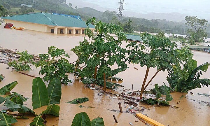 Chìm trong nước lũ, hàng loạt thôn, bản ở Nghệ An bị chia cắt sau bão Bualoi