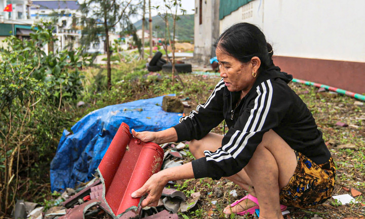 Bão số 10 cuốn đi mái nhà và tài sản, để lại nước mắt, nỗi đau ở Thiên Cầm