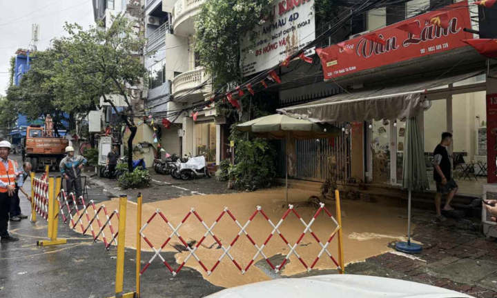 Bùn bất ngờ phun trào cao hàng mét trên phố Quốc Tử Giám, Hà Nội