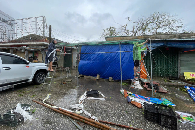 Chợ Nghệ An tiêu điều sau bão Bualoi, tiểu thương đội mưa dọn dẹp