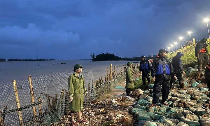 Huy động hơn 200 người vá đê khẩn cấp ở Thanh Hoá