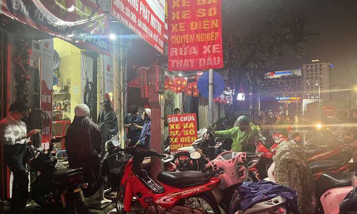 Người Hà Nội xếp hàng dài chờ sửa xe chết máy sau trận ngập lớn