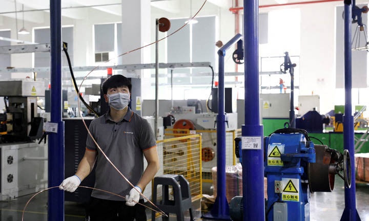 Hoạt động sản xuất của Trung Quốc tăng mạnh nhất kể từ tháng 3