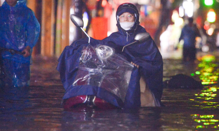 Nước ngập lút bánh xe, người Hà Nội dò dẫm tìm đường về nhà