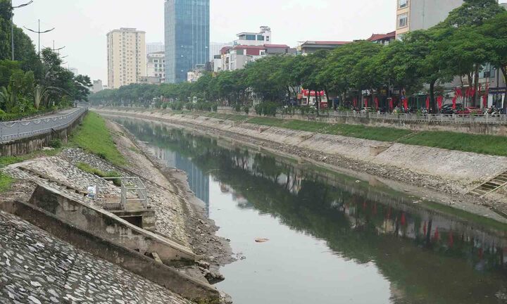 Vì sao nước thải đen ngòm vẫn chảy thẳng ra sông Tô Lịch sau mưa lớn?