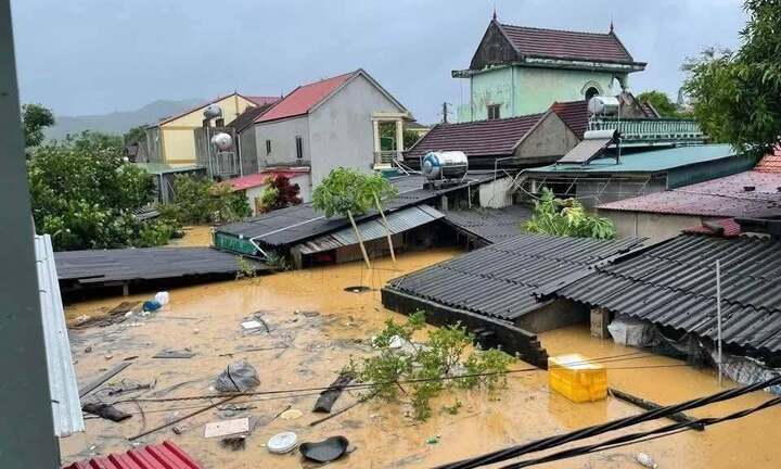 Lũ dâng tận nóc nhà, quốc lộ mênh mông nước, dân sơ tán trong đêm sau bão Bualoi