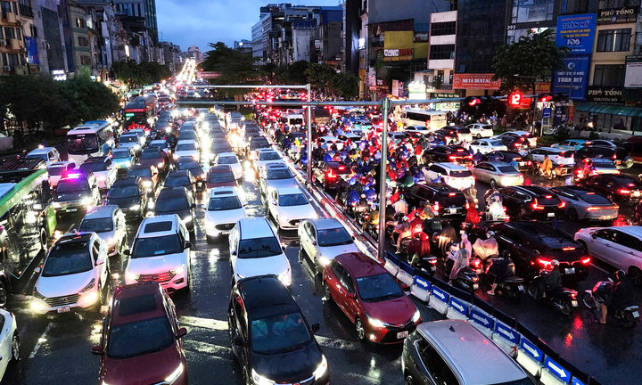 Hà Nội ngập tứ bề, giao thông hỗn loạn không lối thoát từ sáng đến tối