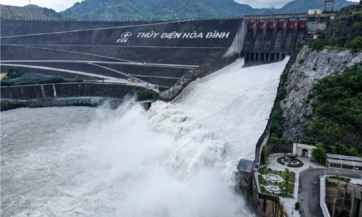 Nước lũ về ồ ạt, 19 hồ thủy điện phải mở cửa xả