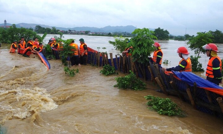 Hàng trăm cán bộ, chiến sỹ cứu đê bối sông Cầu