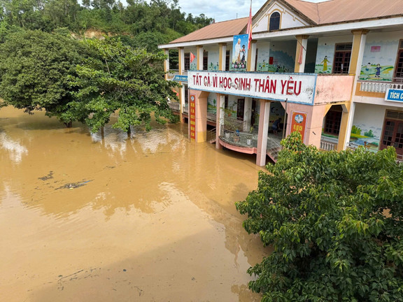 Trường học ở Nghệ An hoang tàn sau bão, thầy cô bơi thuyền đến trường 