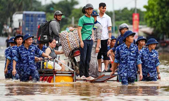 2 ngày Hà Nội ngập nặng: Bài toán hạ tầng thoát nước đến bao giờ mới giải?