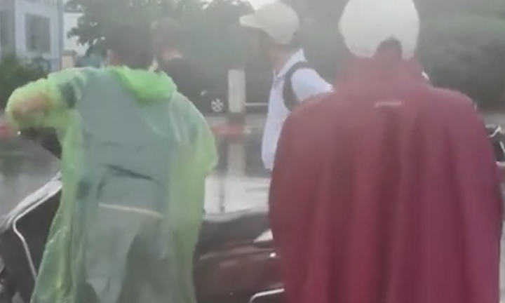 Hà Nội: Xe chết máy la liệt, thợ sửa xe di dộng ‘hốt bạc'