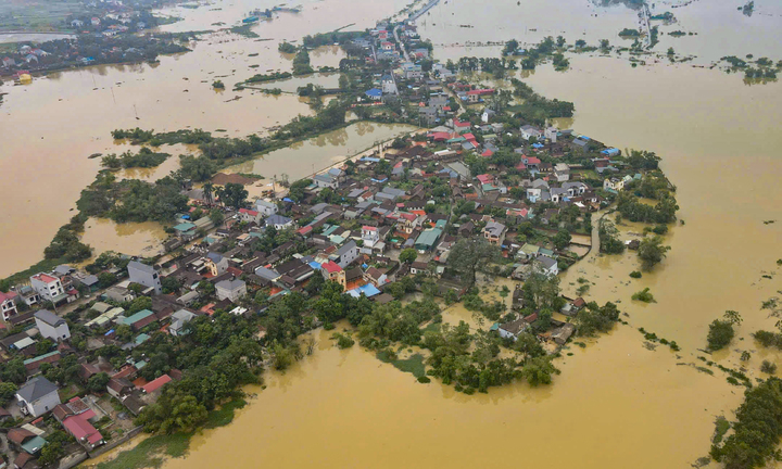 Nước sông Bùi vượt báo động 3, nhiều xã ngoại thành Hà Nội chìm trong biển nước