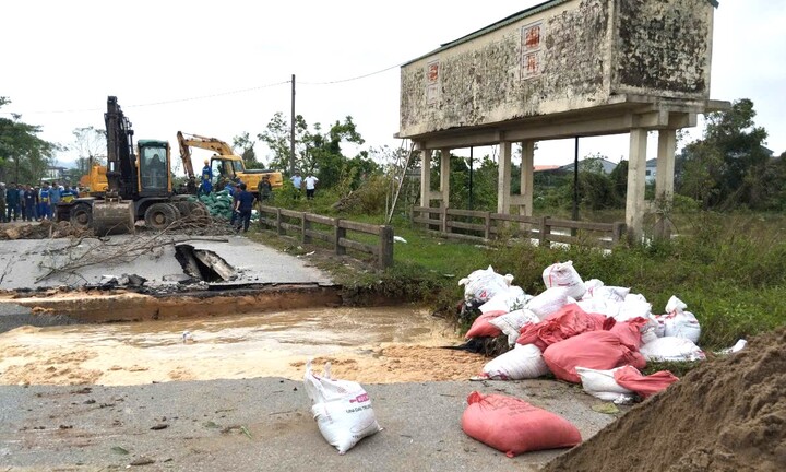 Hàng trăm người mang đất, đá 'vá' đê sông Vinh