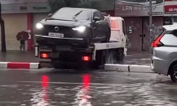 Phạt 5 triệu đồng tài xế xe cứu hộ 'trèo' qua dải phân cách ngày Hà Nội mưa ngập