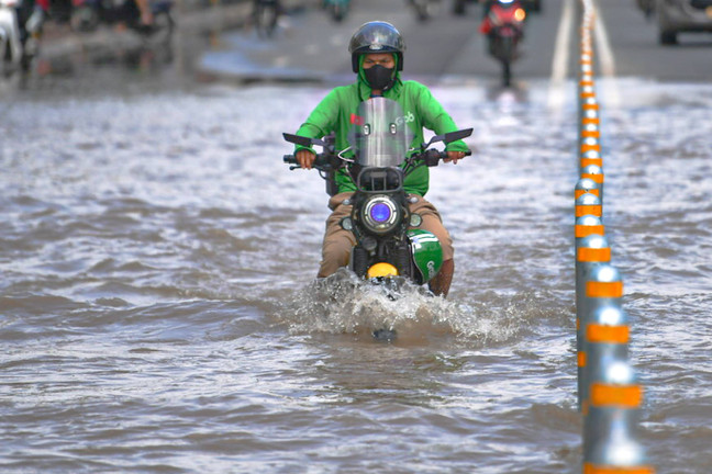 Hà Nội nắng đẹp, đường Võ Chí Công vẫn ngập nửa mét