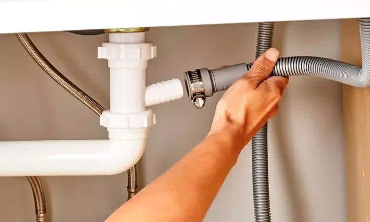 Cách vệ sinh đường ống thoát nước ở bồn rửa bát