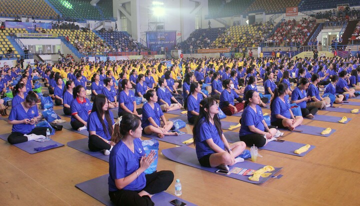 700 mẹ bầu đồng diễn Yoga tại Hà Nội