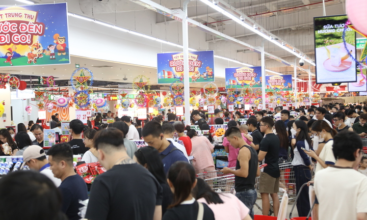 Người Hà Nội tấp nập mua thực phẩm trước khi bão Matmo đổ bộ