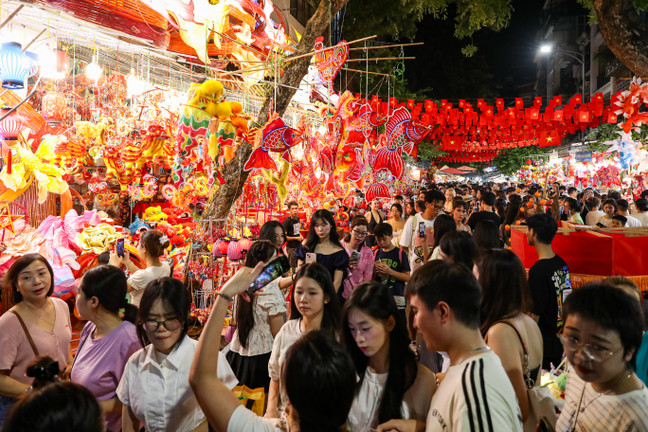 Biển người chen chân trên phố Hàng Mã đón Trung thu sớm 