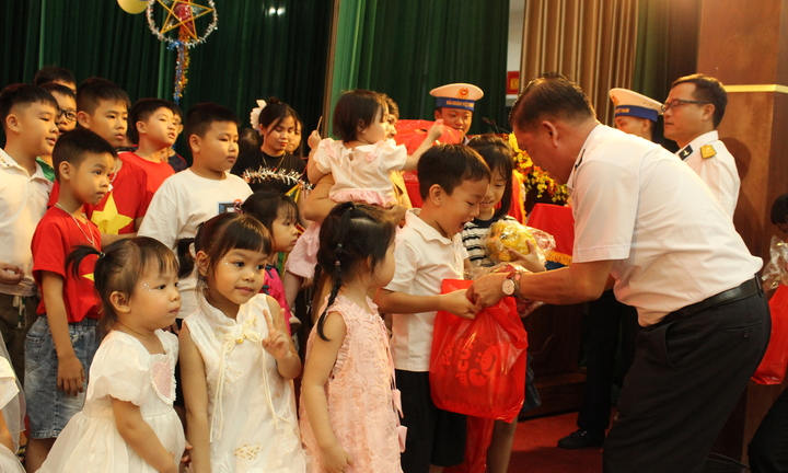 Đêm Hội trăng rằm 'Bố ở Nhà giàn – Con ở nhà có bạn'