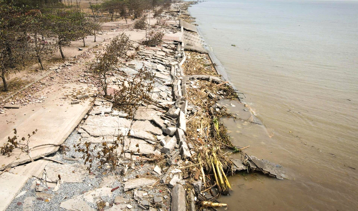 Vùng biển Ninh Bình tan hoang sau bão lũ