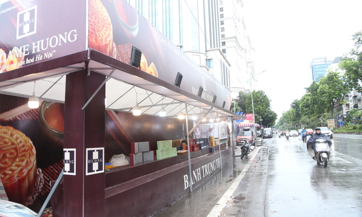 Bánh trung thu ngày Rằm vắng khách, người bán than 'chưa năm nào ế như vậy'