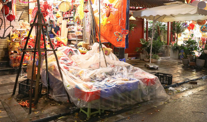 Phố Hàng Mã ảm đạm, tiểu thương vội vã bê đồ tránh mưa đêm Trung thu