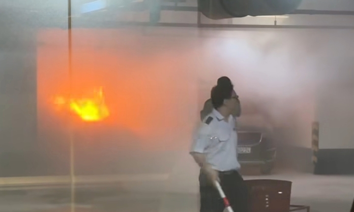 Cháy ô tô trong trung tâm thương mại Takashimaya ở TP.HCM