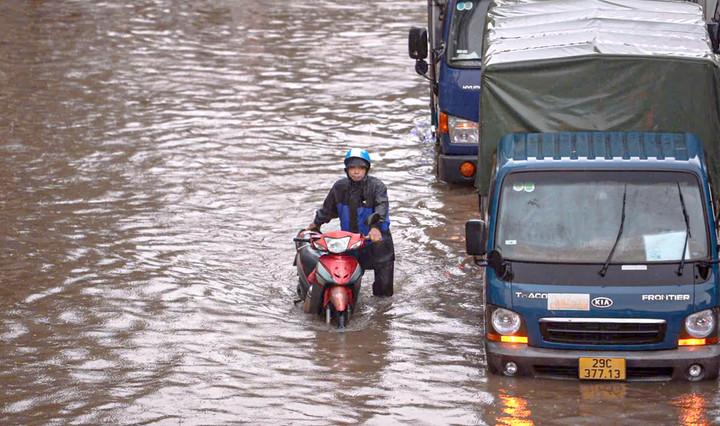 Đường phố ngập sâu, người Hà Nội bì bõm lội nước đi làm rồi bất lực quay về