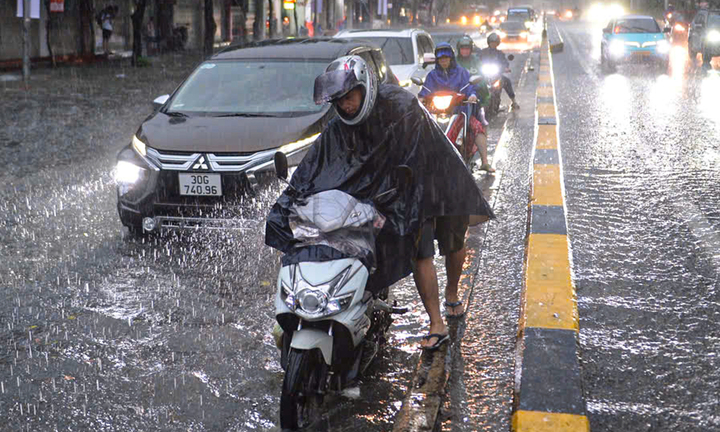 Mưa lớn cả đêm, người Hà Nội lại vật vã dắt xe qua biển nước